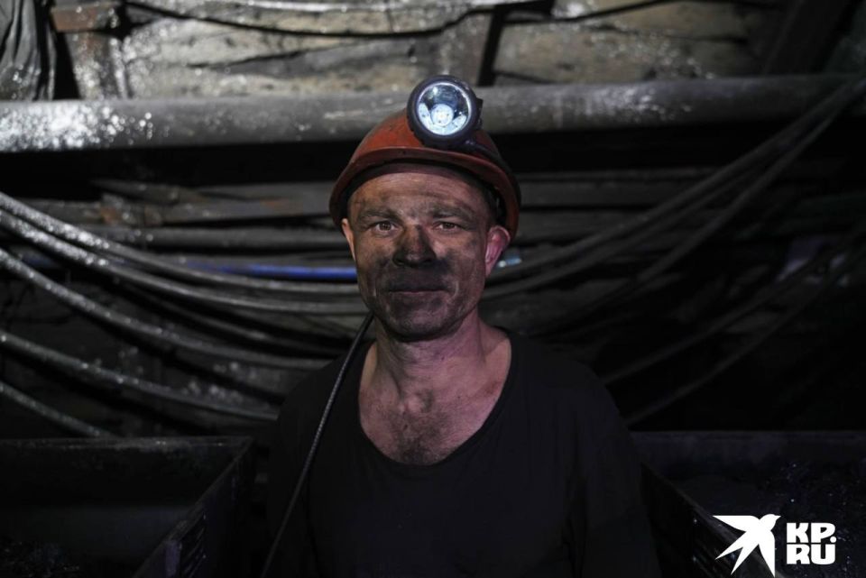 «Подземный трамвай», испытание на прочность и первое интервью лежа: Корреспондент «Комсомолки» спустился в шахту на запуск новой лавы «Подземный трамвай», испытание на прочность и первое интервью лежа: Корреспондент «Комсомолки» спустился в шахту на запуск новой лавы