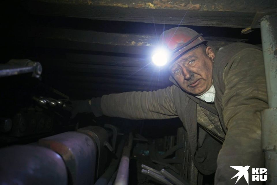 «Подземный трамвай», испытание на прочность и первое интервью лежа: Корреспондент «Комсомолки» спустился в шахту на запуск новой лавы «Подземный трамвай», испытание на прочность и первое интервью лежа: Корреспондент «Комсомолки» спустился в шахту на запуск новой лавы