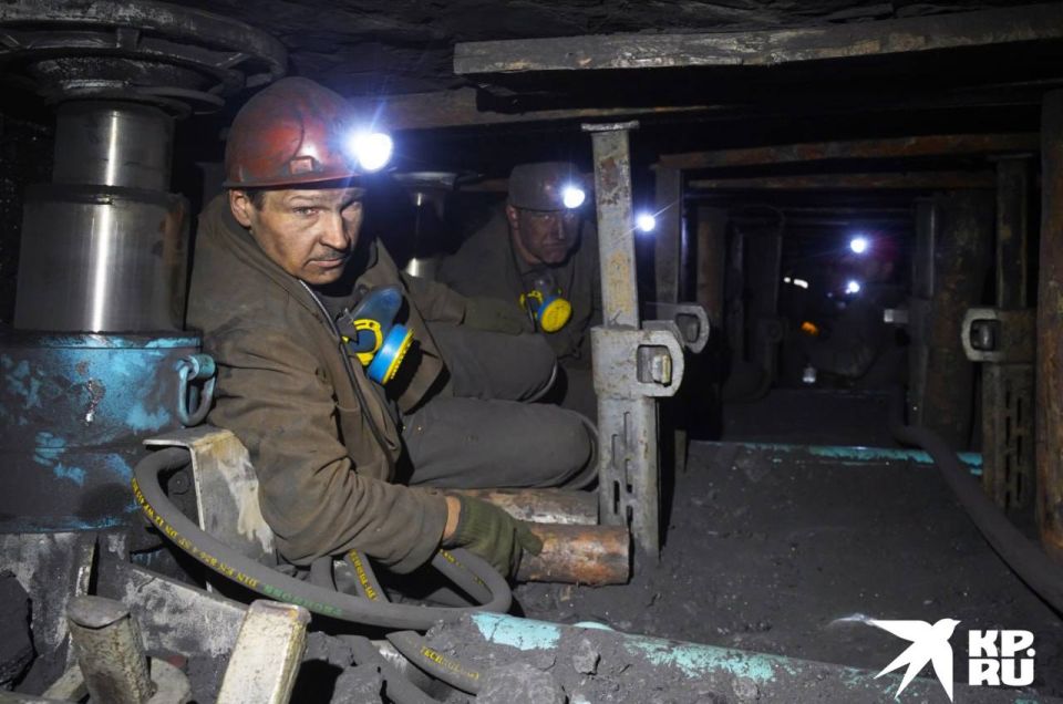 «Подземный трамвай», испытание на прочность и первое интервью лежа: Корреспондент «Комсомолки» спустился в шахту на запуск новой лавы «Подземный трамвай», испытание на прочность и первое интервью лежа: Корреспондент «Комсомолки» спустился в шахту на запуск новой лавы