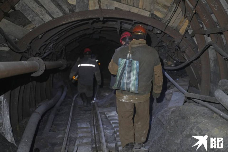 «Подземный трамвай», испытание на прочность и первое интервью лежа: Корреспондент «Комсомолки» спустился в шахту на запуск новой лавы «Подземный трамвай», испытание на прочность и первое интервью лежа: Корреспондент «Комсомолки» спустился в шахту на запуск новой лавы