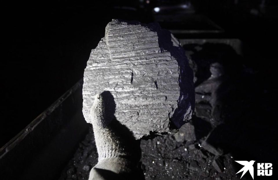 «Подземный трамвай», испытание на прочность и первое интервью лежа: Корреспондент «Комсомолки» спустился в шахту на запуск новой лавы