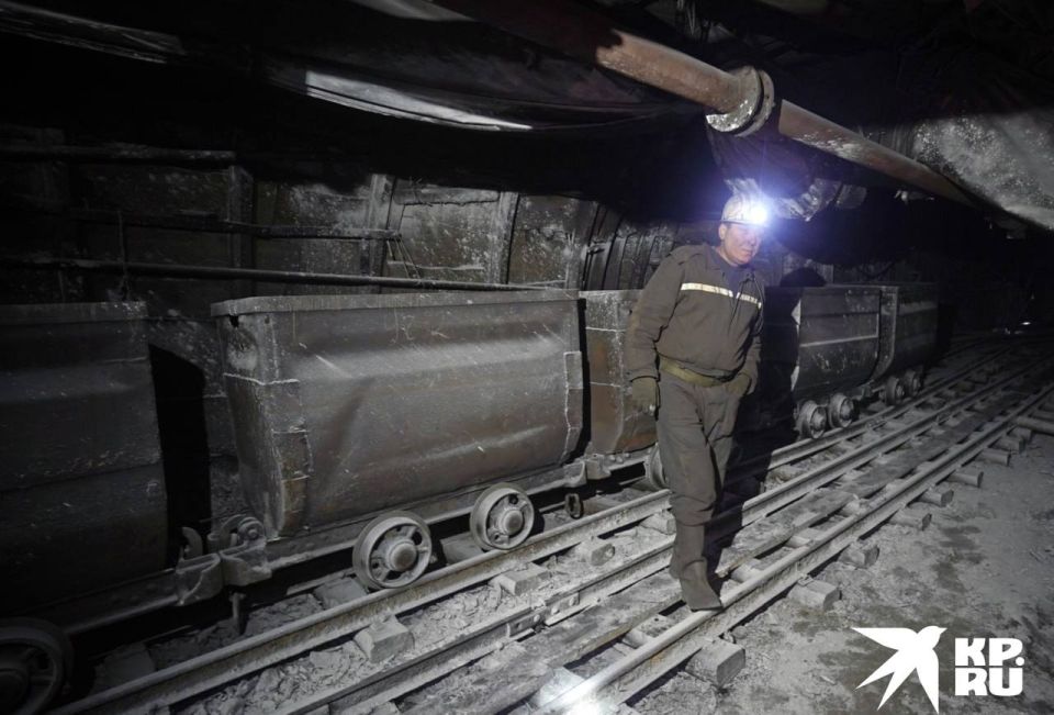 «Подземный трамвай», испытание на прочность и первое интервью лежа: Корреспондент «Комсомолки» спустился в шахту на запуск новой лавы «Подземный трамвай», испытание на прочность и первое интервью лежа: Корреспондент «Комсомолки» спустился в шахту на запуск новой лавы