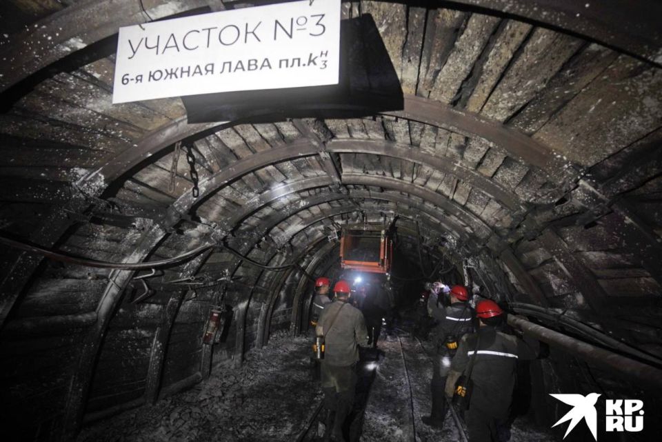«Подземный трамвай», испытание на прочность и первое интервью лежа: Корреспондент «Комсомолки» спустился в шахту на запуск новой лавы «Подземный трамвай», испытание на прочность и первое интервью лежа: Корреспондент «Комсомолки» спустился в шахту на запуск новой лавы
