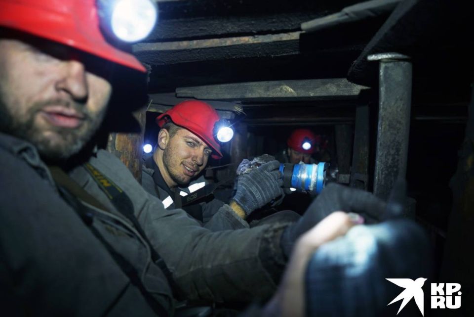 «Подземный трамвай», испытание на прочность и первое интервью лежа: Корреспондент «Комсомолки» спустился в шахту на запуск новой лавы «Подземный трамвай», испытание на прочность и первое интервью лежа: Корреспондент «Комсомолки» спустился в шахту на запуск новой лавы