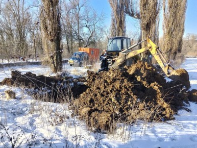 3 февраля, филиалом «Макеевское ПУВКХ» ГУП ДНР «Вода Донбасса» ведутся работы по устранению порыва холодного водоснабжения на аллеи вдоль парка «Металлургов»