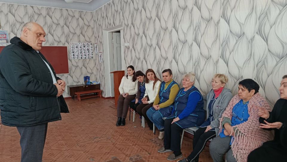 Сегодня, 3 февраля, депутат Макеевского городского совета Донецкой Народной Республики первого созыва Олег Венжега провел встречу с трудовым коллективом Основной школы № 80 городского округа Макеевка