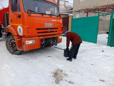 В Кировском внутригородском районе при поддержке региона-шефа Московская область продолжается подвоз воды для жителей домов, в которые в установленный графиком день не поступила вода
