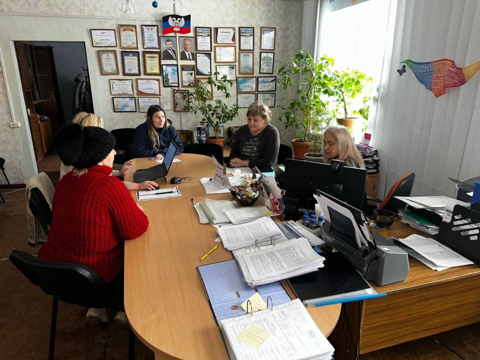 Сегодня, 5 февраля, в рамках поручения Главы ДНР Дениса Пушилина, заместитель руководителя Управы Центрально-Городского внутригородского района Лариса Онищенко провела встречу с трудовым коллективом Методического центра... Сегодня, 5 февраля, в рамках поручения Главы ДНР Дениса Пушилина, заместитель руководителя Управы Центрально-Городского внутригородского района Лариса Онищенко провела встречу с трудовым коллективом Методического центра...