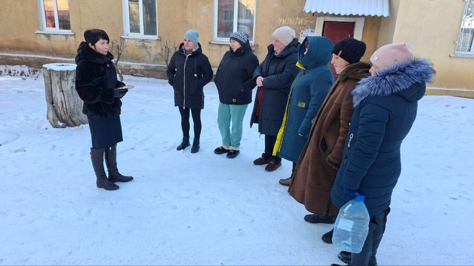 Заместитель руководителя Управы Горняцкого внутригородского района Администрации городского округа Макеевка Октябрина Иваненко провела встречу с населением на подведомственной территории по адресу: г. Макеевка, ул. Бойкая, 8