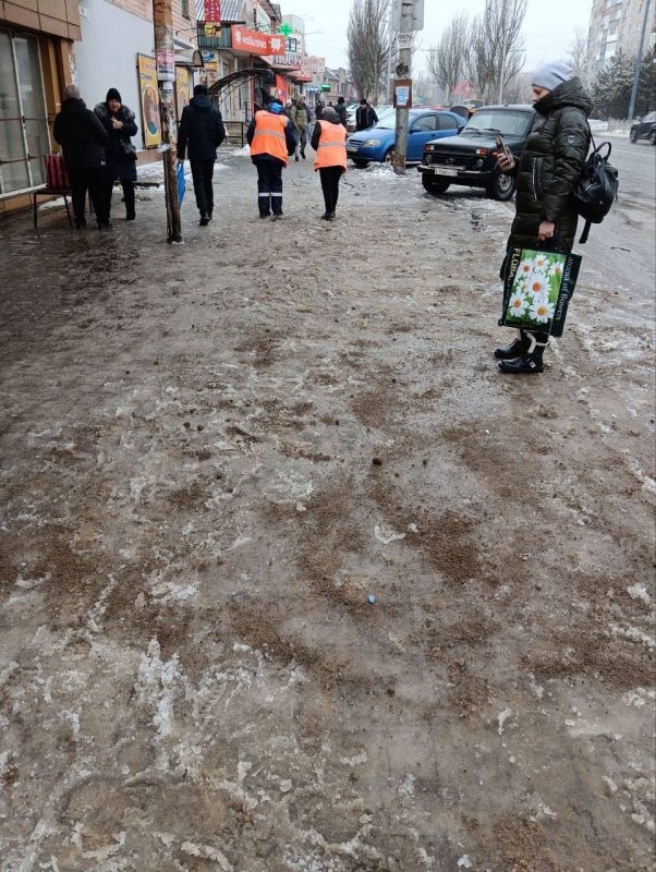 В Макеевке продолжаются работы по отсыпке дорог В Макеевке продолжаются работы по отсыпке дорог