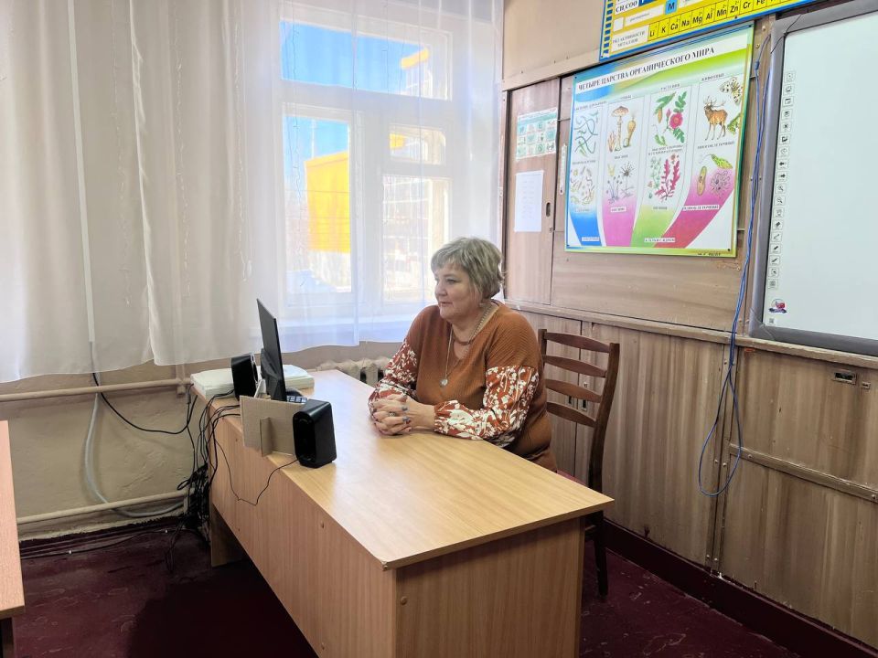 Сегодня, 10 февраля, в рамках поручения Главы ДНР Дениса Пушилина, заместитель руководителя Управы Центрально-Городского внутригородского района Лариса Онищенко провела встречу с трудовым коллективом ГБПОУ «Макеевский...