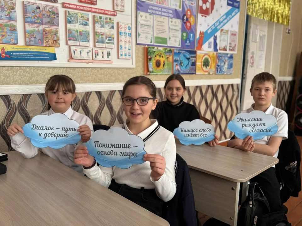 9 февраля 2026 года учащиеся 1-11 классов общеобразовательных организаций городского округа Макеевка в ходе внеурочного занятия «Разговоры о важном» говорили на тему «Слушать, слышать и договариваться. Кто такие дипломаты?» 9 февраля 2026 года учащиеся 1-11 классов общеобразовательных организаций городского округа Макеевка в ходе внеурочного занятия «Разговоры о важном» говорили на тему «Слушать, слышать и договариваться. Кто такие дипломаты?»