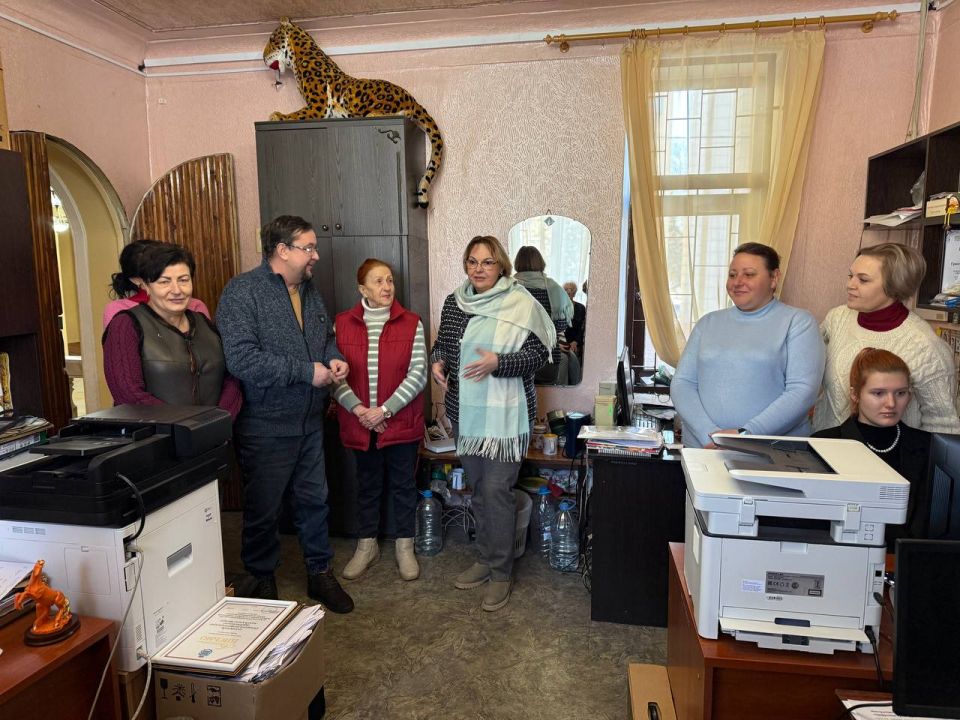 Сегодня, 10 февраля, депутат Макеевского городского совета Татьяна Репунова провела встречу с коллективом ГБУ ДНР «Донецкий Республиканский академический молодежный театр», в рамках поручения Главы ДНР Дениса Пушилина