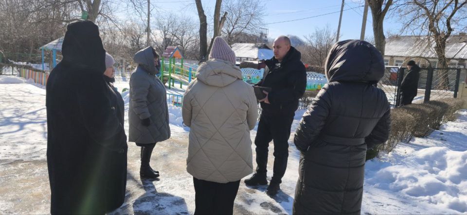 Сегодня, 11 февраля, руководитель Управы Советского внутригородского района Сергей Савельев провел встречу с жителями жилого массива имени Кирова возле Детского сада № 179 по адресу: ул. Вышинского, 1А Сегодня, 11 февраля, руководитель Управы Советского внутригородского района Сергей Савельев провел встречу с жителями жилого массива имени Кирова возле Детского сада № 179 по адресу: ул. Вышинского, 1А