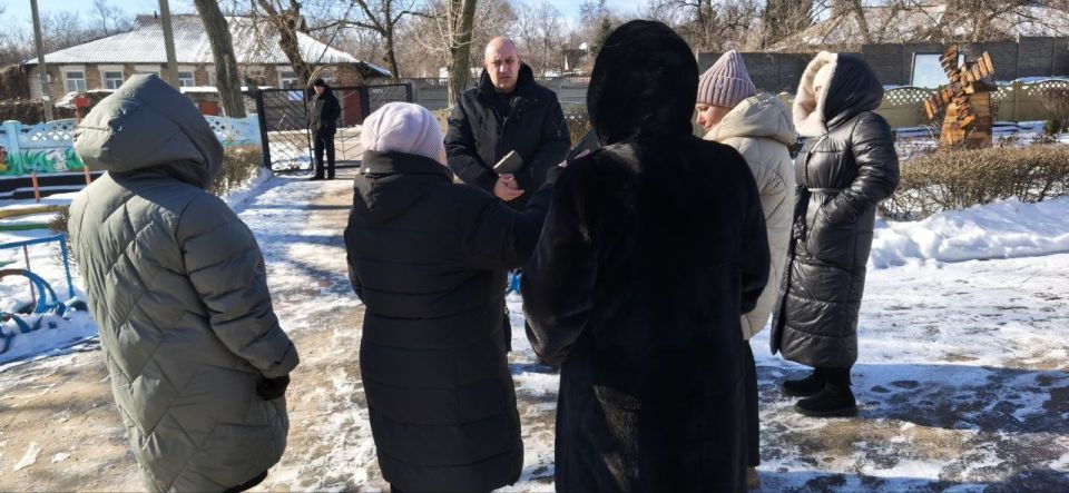 Сегодня, 11 февраля, руководитель Управы Советского внутригородского района Сергей Савельев провел встречу с жителями жилого массива имени Кирова возле Детского сада № 179 по адресу: ул. Вышинского, 1А Сегодня, 11 февраля, руководитель Управы Советского внутригородского района Сергей Савельев провел встречу с жителями жилого массива имени Кирова возле Детского сада № 179 по адресу: ул. Вышинского, 1А