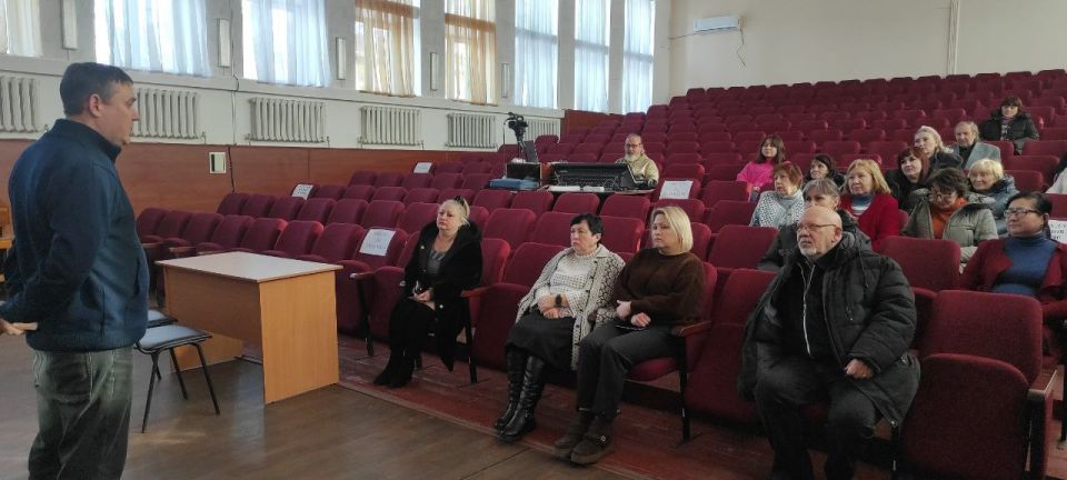 В рамках поручения Главы ДНР Дениса Пушилина, 11 февраля, первый заместитель Управы Кировского внутригородского района Администрации городского округа Макеевка Донецкой Народной Республики Андрей Коренев провел встречу с... В рамках поручения Главы ДНР Дениса Пушилина, 11 февраля, первый заместитель Управы Кировского внутригородского района Администрации городского округа Макеевка Донецкой Народной Республики Андрей Коренев провел встречу с...