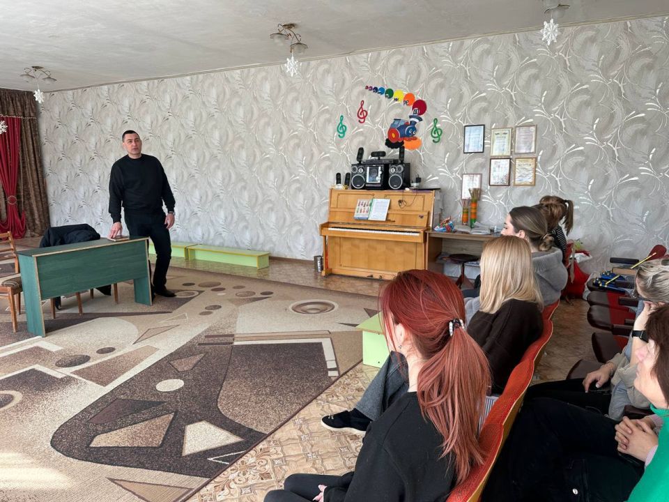 Заместитель главы Администрации городского округа Макеевка Ирина Лях провела встречу с населением на подведомственной территории по адресу: г. Макеевка, ул. Кипренского, 1 Заместитель главы Администрации городского округа Макеевка Ирина Лях провела встречу с населением на подведомственной территории по адресу: г. Макеевка, ул. Кипренского, 1