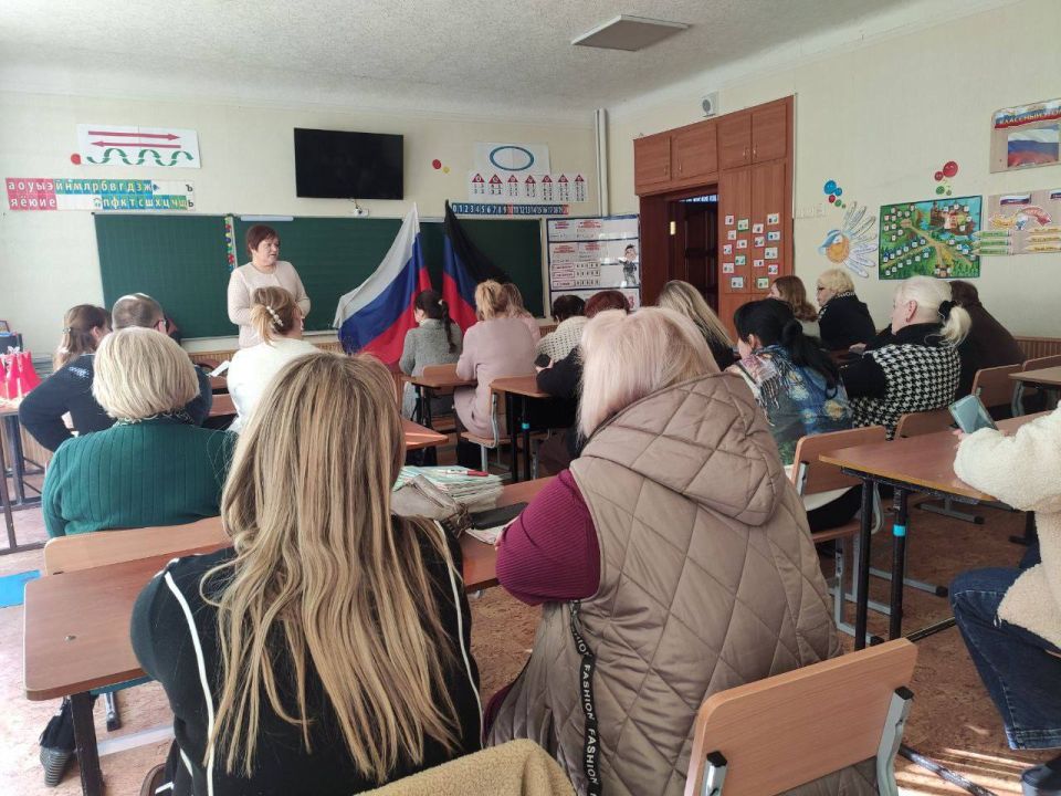 Заместитель главы Администрации городского округа Макеевка Ирина Лях провела встречу с населением на подведомственной территории по адресу: г. Макеевка, ул. Кипренского, 1 Заместитель главы Администрации городского округа Макеевка Ирина Лях провела встречу с населением на подведомственной территории по адресу: г. Макеевка, ул. Кипренского, 1