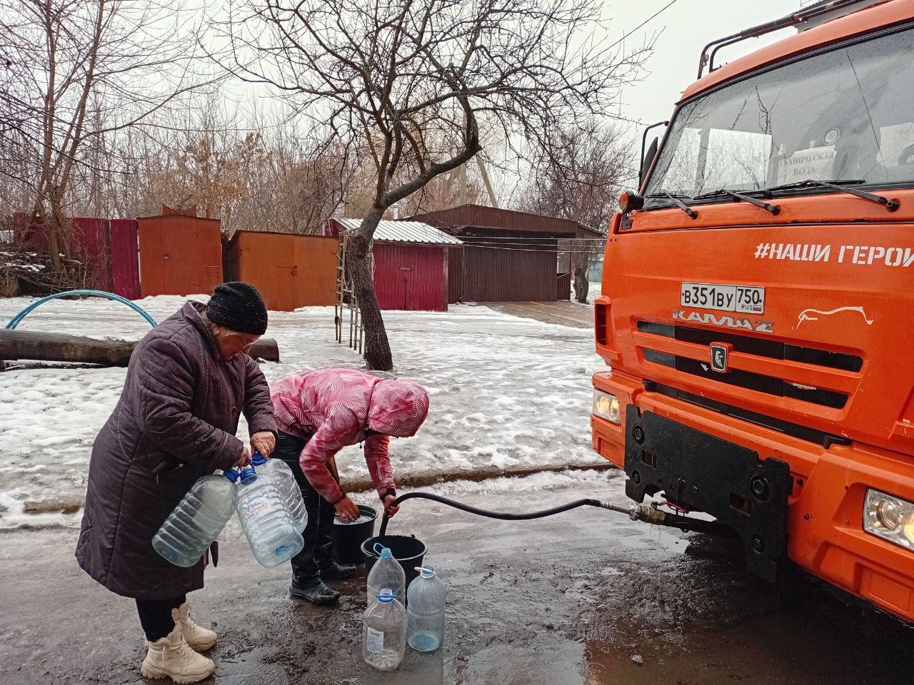 Сегодня, 13 февраля, в Кировском внутригородском районе, согласно поступившим заявкам, был организован подвоз воды для жителей домов, в которые в установленный графиком день не поступила вода Сегодня, 13 февраля, в Кировском внутригородском районе, согласно поступившим заявкам, был организован подвоз воды для жителей домов, в которые в установленный графиком день не поступила вода