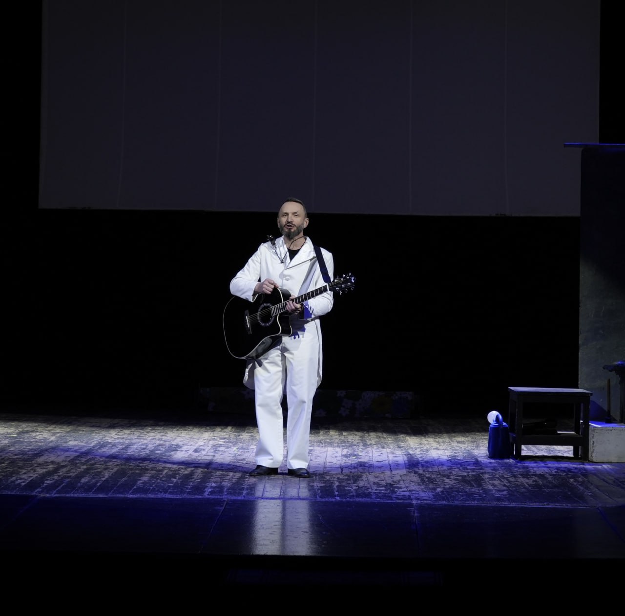 Театр как пространство диалога: школьники Макеевки обсудили смыслы спектакля «У ковчега в восемь» в Донецком молодежном театре