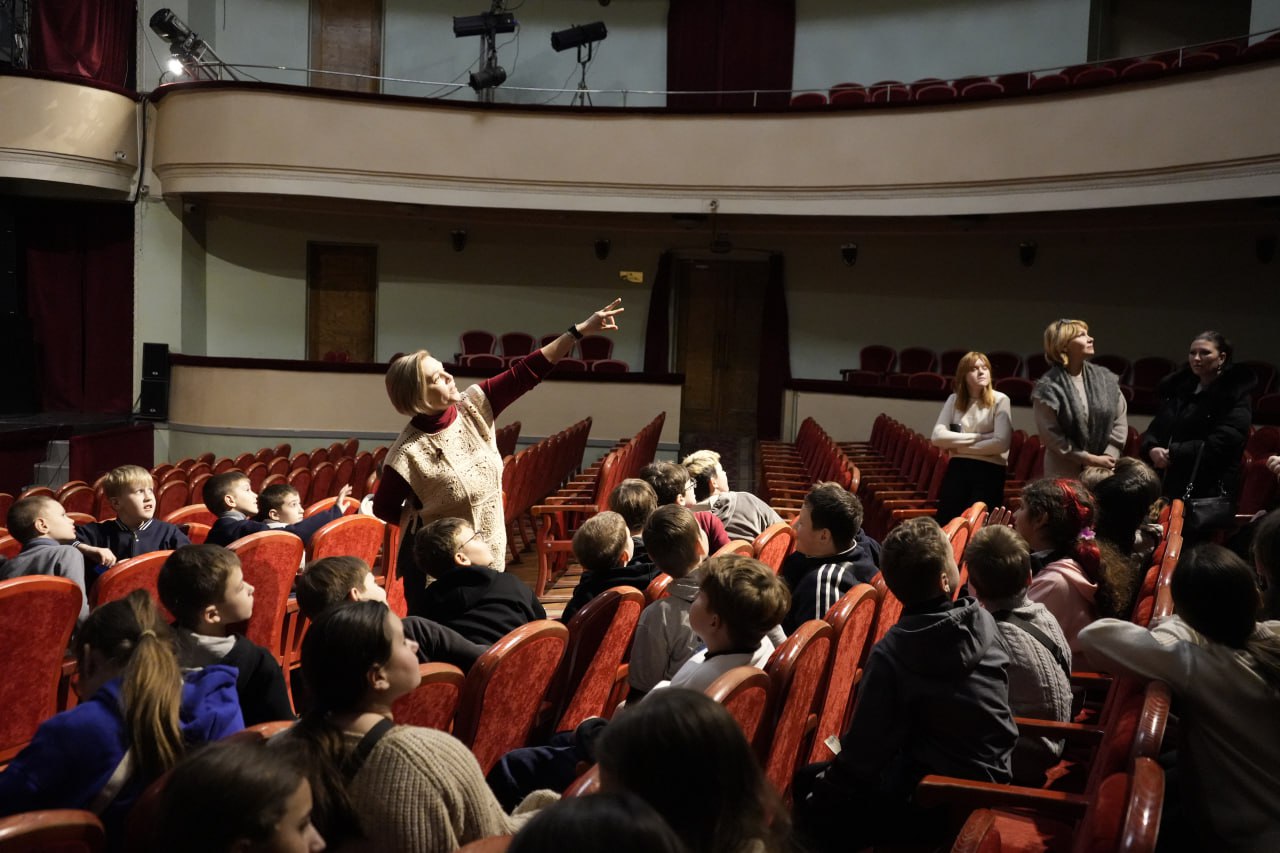 Театр как пространство диалога: школьники Макеевки обсудили смыслы спектакля «У ковчега в восемь» в Донецком молодежном театре Театр как пространство диалога: школьники Макеевки обсудили смыслы спектакля «У ковчега в восемь» в Донецком молодежном театре