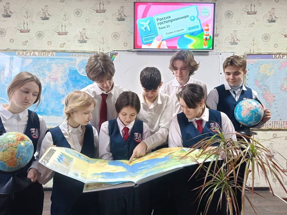 12 февраля в школах городского округа Макеевка в рамках образовательной программы "Россия – мои горизонты" состоялись уроки, посвященные сфере гостеприимства и туризма