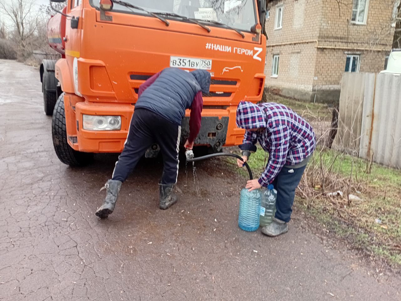 В Кировском внутригородском районе при поддержке региона-шефа Московская область продолжается подвоз воды для жителей домов, в которые в установленный графиком день не поступила вода В Кировском внутригородском районе при поддержке региона-шефа Московская область продолжается подвоз воды для жителей домов, в которые в установленный графиком день не поступила вода