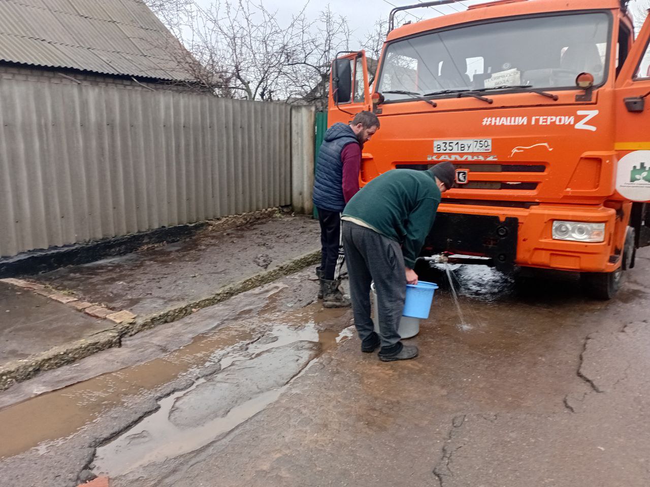 В Кировском внутригородском районе при поддержке региона-шефа Московская область продолжается подвоз воды для жителей домов, в которые в установленный графиком день не поступила вода