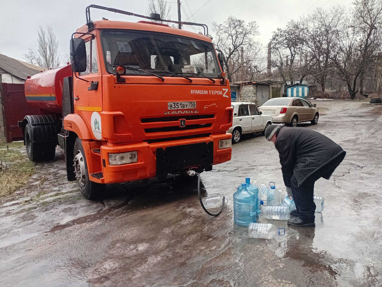 В Кировском внутригородском районе при поддержке региона-шефа Московская область продолжается подвоз воды для жителей домов, в которые в установленный графиком день не поступила вода В Кировском внутригородском районе при поддержке региона-шефа Московская область продолжается подвоз воды для жителей домов, в которые в установленный графиком день не поступила вода