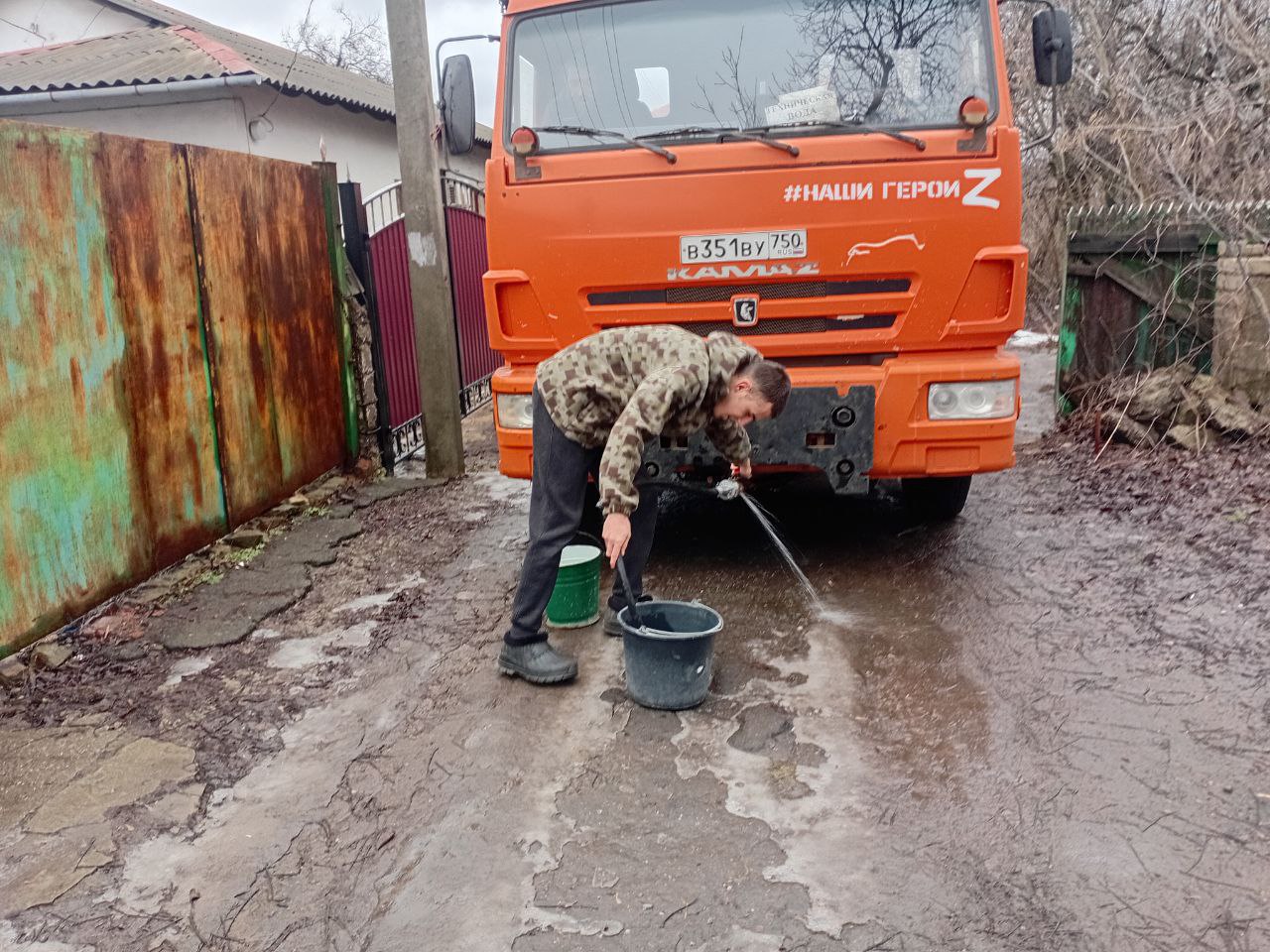 В Кировском внутригородском районе при поддержке региона-шефа Московская область продолжается подвоз воды для жителей домов, в которые в установленный графиком день не поступила вода В Кировском внутригородском районе при поддержке региона-шефа Московская область продолжается подвоз воды для жителей домов, в которые в установленный графиком день не поступила вода