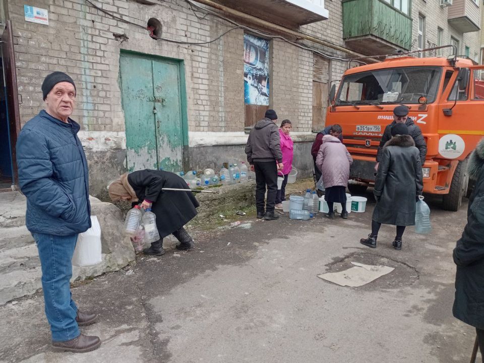 В Кировском внутригородском районе при поддержке региона-шефа Московская область продолжается подвоз воды для жителей домов, в которые в установленный графиком день не поступила вода В Кировском внутригородском районе при поддержке региона-шефа Московская область продолжается подвоз воды для жителей домов, в которые в установленный графиком день не поступила вода