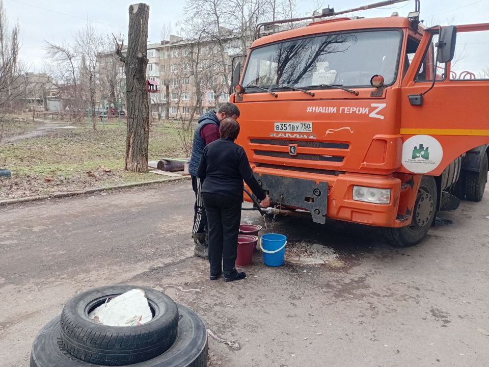 В Кировском внутригородском районе при поддержке региона-шефа Московская область продолжается подвоз воды для жителей домов, в которые в установленный графиком день не поступила вода В Кировском внутригородском районе при поддержке региона-шефа Московская область продолжается подвоз воды для жителей домов, в которые в установленный графиком день не поступила вода