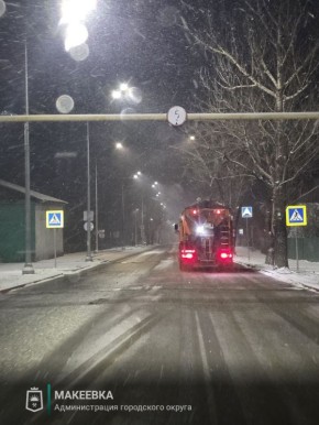 И в тёмное время суток на автодорогах Макеевки работает спецтехника