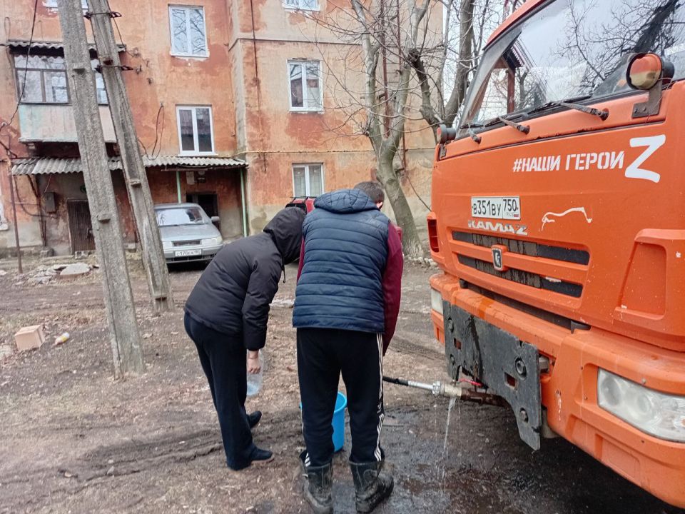 В Кировском внутригородском районе при поддержке региона-шефа Московская область продолжается подвоз воды для жителей домов, в которые в установленный графиком день не поступила вода В Кировском внутригородском районе при поддержке региона-шефа Московская область продолжается подвоз воды для жителей домов, в которые в установленный графиком день не поступила вода