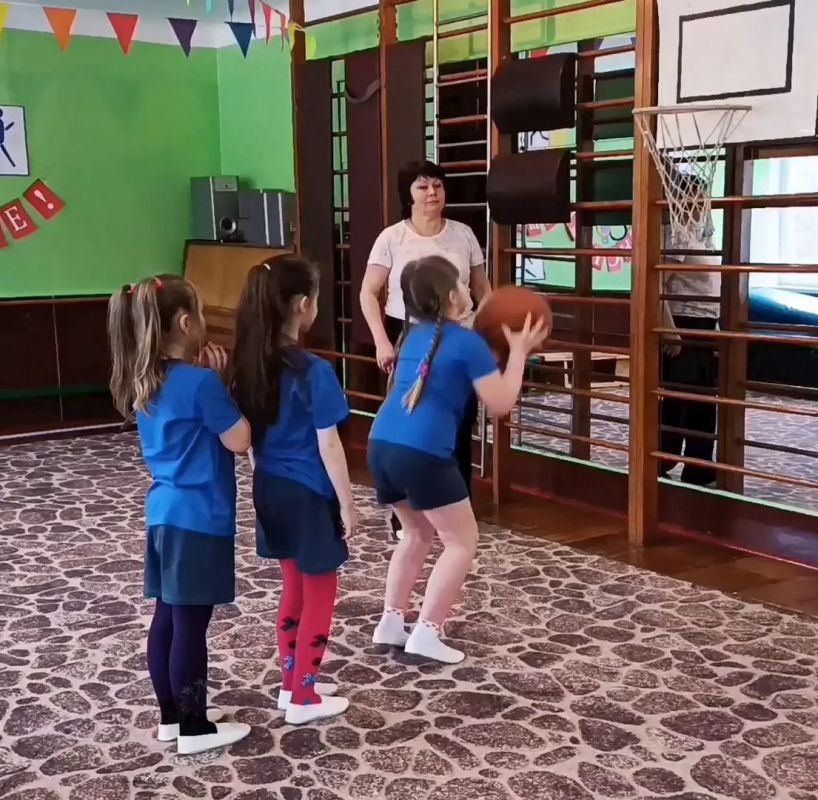 В ГБДОУ "ДЕТСКИЙ САД № 38 Г.О. МАКЕЕВКА" ДНР воспитатель старшей речевой группы Сергеева Л.Н. успешно реализовала образовательный проект "Баскетбол – командный вид спорта" В ГБДОУ "ДЕТСКИЙ САД № 38 Г.О. МАКЕЕВКА" ДНР воспитатель старшей речевой группы Сергеева Л.Н. успешно реализовала образовательный проект "Баскетбол – командный вид спорта"