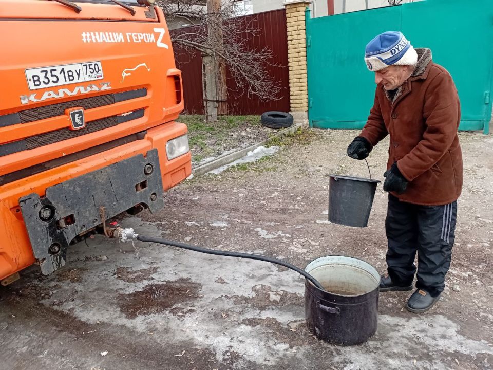 В Кировском внутригородском районе при поддержке региона-шефа Московская область продолжается подвоз воды для жителей домов, в которые в установленный графиком день не поступила вода В Кировском внутригородском районе при поддержке региона-шефа Московская область продолжается подвоз воды для жителей домов, в которые в установленный графиком день не поступила вода