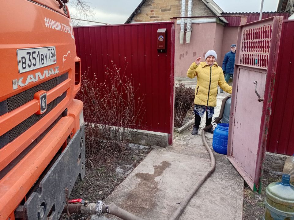 В Кировском внутригородском районе при поддержке региона-шефа Московская область продолжается подвоз воды для жителей домов, в которые в установленный графиком день не поступила вода В Кировском внутригородском районе при поддержке региона-шефа Московская область продолжается подвоз воды для жителей домов, в которые в установленный графиком день не поступила вода