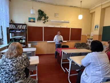 Сегодня, 19 февраля, в Советском внутригородском районе депутат Макеевского городского совета первого созыва Андрей Зотеев провел встречу с трудовым коллективом Основной школы № 91