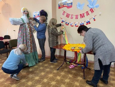 Масленица – это не только блины и гуляния, но и прекрасный повод собраться вместе, пообщаться и, конечно же, сотворить что-то своими руками! Именно так и произошло в Государственном бюджетном учреждении социального...