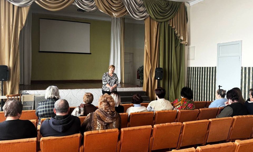 19 февраля заместитель главы Администрации Макеевки Ирина Сидякина встретилась с жителями Советского района в здании Средней школы № 92 19 февраля заместитель главы Администрации Макеевки Ирина Сидякина встретилась с жителями Советского района в здании Средней школы № 92