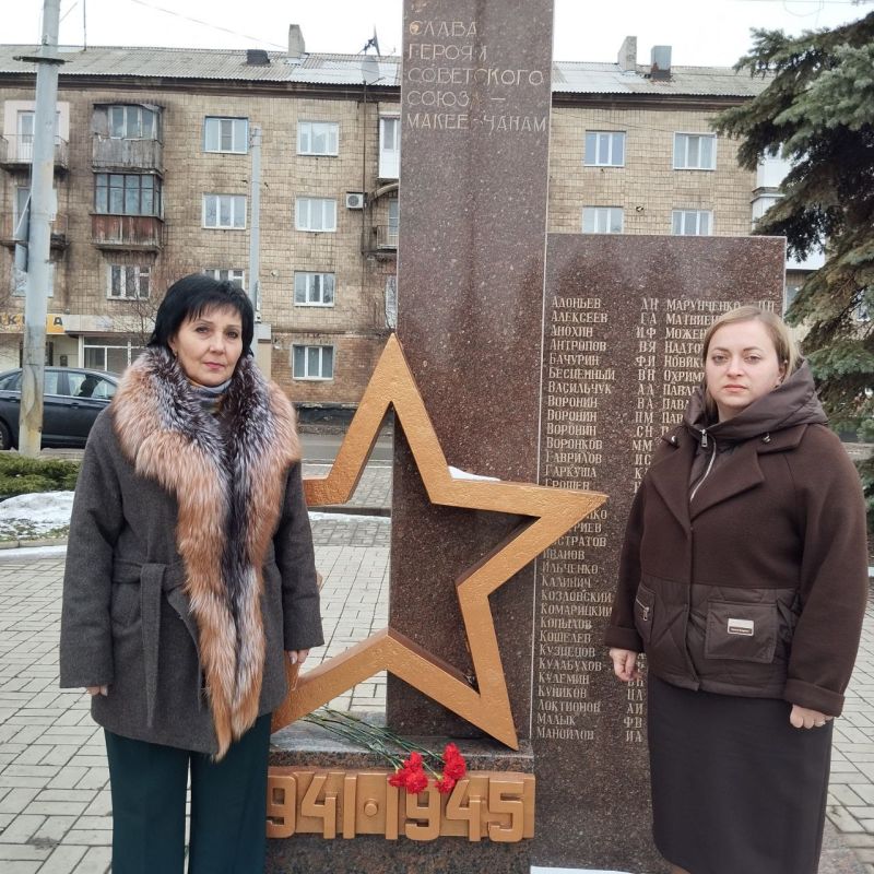 Валентина Харлашка: Память жива. 20 февраля депутаты Макеевского городского совета возложили цветы к Памятнику макеевчанам — Героям Советского Союза Валентина Харлашка: Память жива. 20 февраля депутаты Макеевского городского совета возложили цветы к Памятнику макеевчанам — Героям Советского Союза