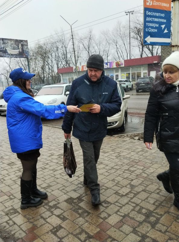 Сегодня, 20 февраля, в Червоногвардейском районе, в преддверии Дня Защитника Отечества, прошла акция «Открытка для защитника», в рамках которой активисты местного отделения партии «Единая Россия» раздали мужчинам... Сегодня, 20 февраля, в Червоногвардейском районе, в преддверии Дня Защитника Отечества, прошла акция «Открытка для защитника», в рамках которой активисты местного отделения партии «Единая Россия» раздали мужчинам...