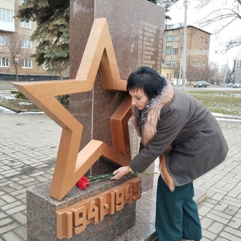 Валентина Харлашка: Память жива. 20 февраля депутаты Макеевского городского совета возложили цветы к Памятнику макеевчанам — Героям Советского Союза Валентина Харлашка: Память жива. 20 февраля депутаты Макеевского городского совета возложили цветы к Памятнику макеевчанам — Героям Советского Союза