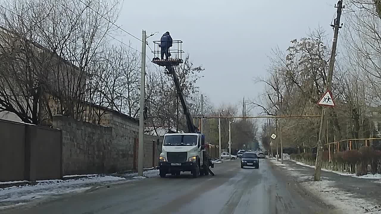 Сегодня, 20 февраля, с целью обеспечения безопасности движения пешеходов и автотранспорта в темное время суток силами МУП АГМ «Перспектива» проведены работы по ремонту линии наружного освещения по ул. Трубицына