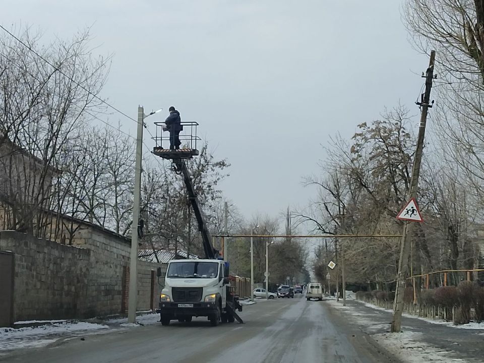 Сегодня, 20 февраля, с целью обеспечения безопасности движения пешеходов и автотранспорта в темное время суток силами МУП АГМ «Перспектива» проведены работы по ремонту линии наружного освещения по ул. Трубицына Сегодня, 20 февраля, с целью обеспечения безопасности движения пешеходов и автотранспорта в темное время суток силами МУП АГМ «Перспектива» проведены работы по ремонту линии наружного освещения по ул. Трубицына