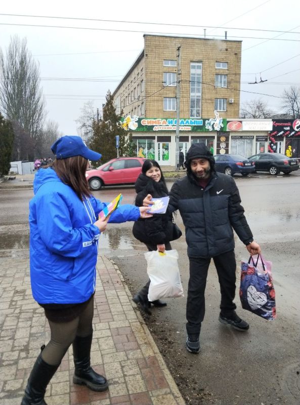 Сегодня, 20 февраля, в Червоногвардейском районе, в преддверии Дня Защитника Отечества, прошла акция «Открытка для защитника», в рамках которой активисты местного отделения партии «Единая Россия» раздали мужчинам... Сегодня, 20 февраля, в Червоногвардейском районе, в преддверии Дня Защитника Отечества, прошла акция «Открытка для защитника», в рамках которой активисты местного отделения партии «Единая Россия» раздали мужчинам...