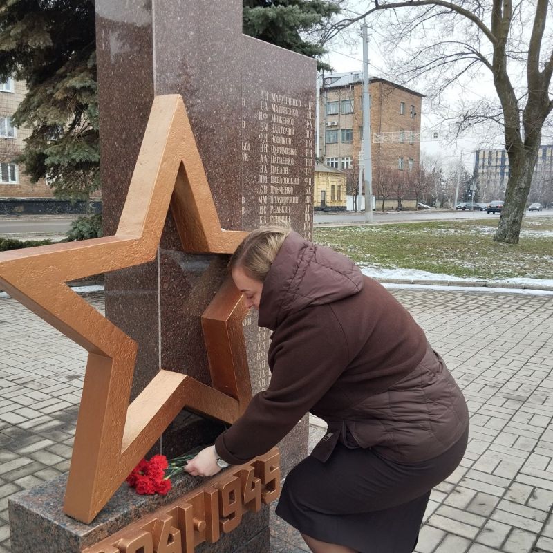Валентина Харлашка: Память жива. 20 февраля депутаты Макеевского городского совета возложили цветы к Памятнику макеевчанам — Героям Советского Союза Валентина Харлашка: Память жива. 20 февраля депутаты Макеевского городского совета возложили цветы к Памятнику макеевчанам — Героям Советского Союза