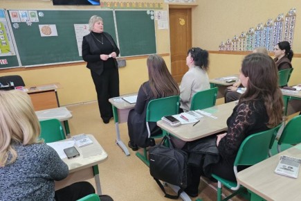 В ГБОУ "СШ № 49 Г.О. МАКЕЕВКА" состоялся семинар-практикум, организованный Территориальным методическим центром и "ДОНРИРО" под руководством методиста Ирины Бабаевой