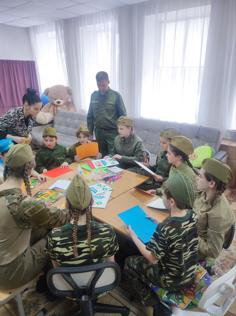 Земли российской сыновья. День защитника Отечества в Социально-реабилитационном центре для несовершеннолетних города Харцызска стал площадкой для трогательного и вдохновляющего события – праздника «Земли российской сыновья!» Земли российской сыновья. День защитника Отечества в Социально-реабилитационном центре для несовершеннолетних города Харцызска стал площадкой для трогательного и вдохновляющего события – праздника «Земли российской сыновья!»