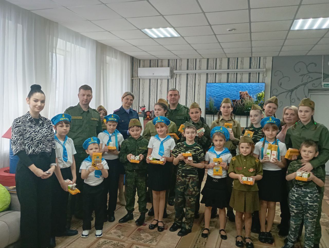 Земли российской сыновья. День защитника Отечества в Социально-реабилитационном центре для несовершеннолетних города Харцызска стал площадкой для трогательного и вдохновляющего события – праздника «Земли российской сыновья!»